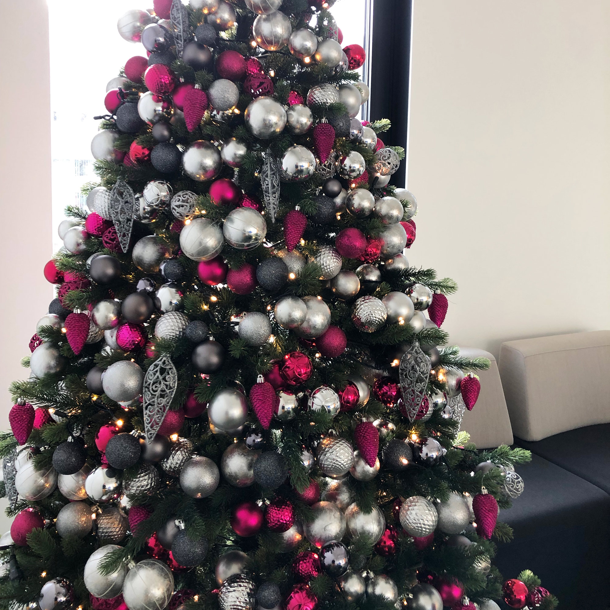 Weihnachtsbaum zur Miete in Pink und Silber gestaltet und dekoriert von ART DEKO Wien