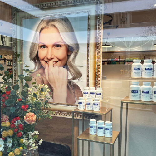 Schaufenstergestaltung zum Frauentag für eine Apotheke, umgesetzt von ART DEKO