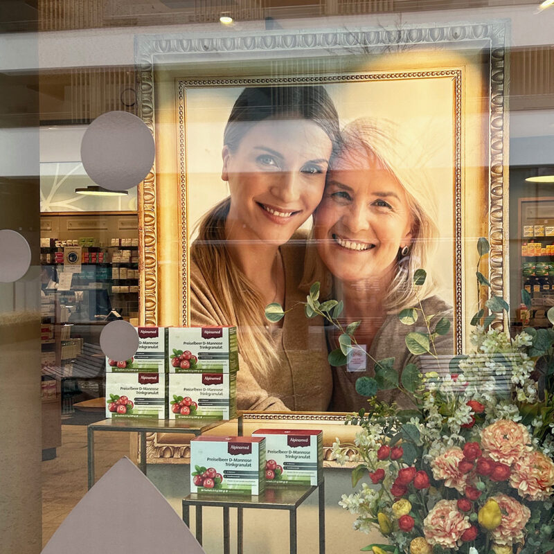 Schaufensterdekoration für eine Apotheke zum Weltfrauentag, umgesetzt von ART DEKO