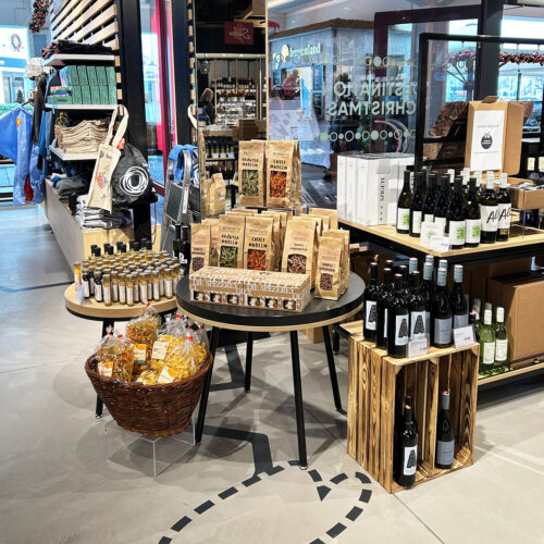 Warentischgestaltung vom Profi, umgesetzt von ART DEKO Wien