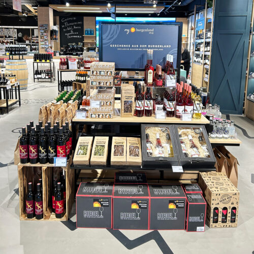 Strukturierte Warenpräsentation und Visual Merchandising für Shops, umgesetzt für den Burgendlandshop Parndorf von ART DEKO Wien