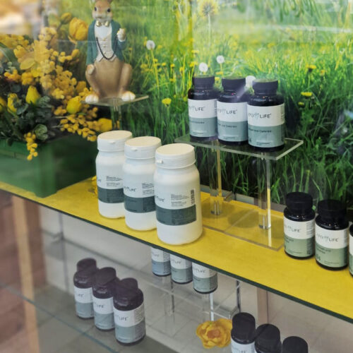 Osterschaufenster für eine Apotheke, umgesetzt von ART DEKO Wien