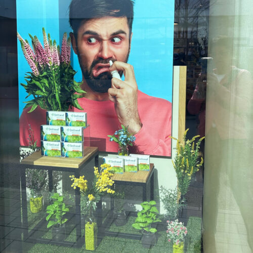 Schaufensterdekoration zum Themenschwerpunkt Pollenzeit für eine Apotheke, umgesetzt von ART DEKO Wien