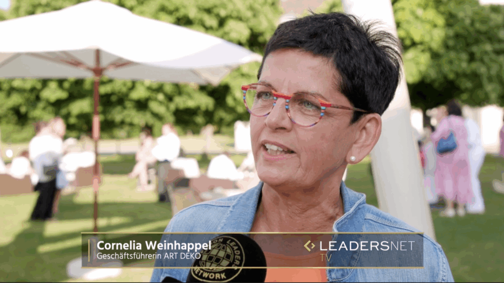 Cornelia Weinhappel, CEO ART DEKO, bei der Summer Lounge von Frau in der Wirtschaft im Schlosspark von Laxenburg