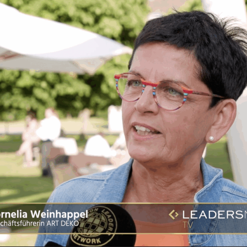 Cornelia Weinhappel, CEO ART DEKO, bei der Summer Lounge von Frau in der Wirtschaft im Schlosspark von Laxenburg