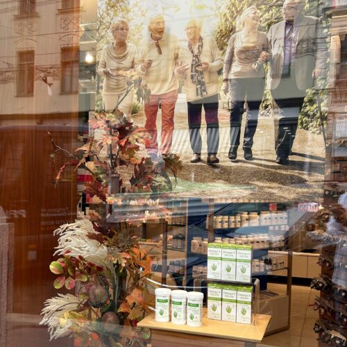 Herbstschaufenster für eine Apotheke umgesetzt von ART DEKO
