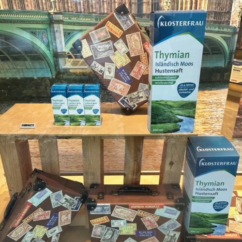 Schaufenstergestaltung für eine Apotheke umgesetzt von ART DEKO