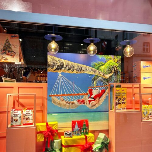 Gestaltung Weihnachtsschaufenster für Manner in Wien umgesetzt von ART DEKO