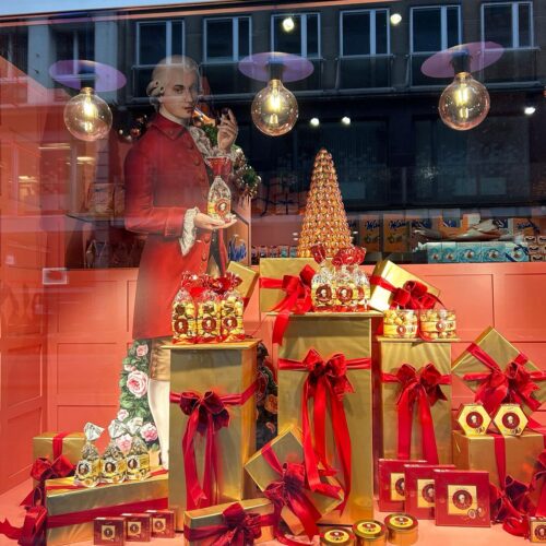 Schaufensterdekoration für Manner in Wien umgesetzt von ART DEKO