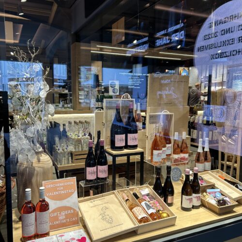 Schaufenstergestaltung für den Burgenlandshop in Parndorf, umgesetzt von ART DEKO