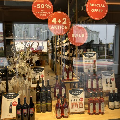 Schaufenstergestaltung für den Burgenlandshop in Parndorf, umgesetzt von ART DEKO