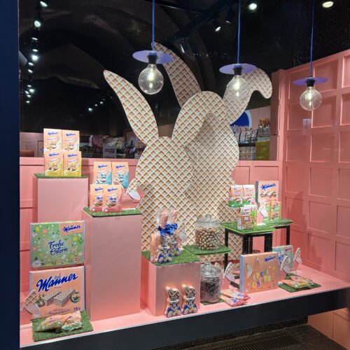 Schaufensterdekoration für Manner in 1010 Wien umgesetzt von ART DEKO