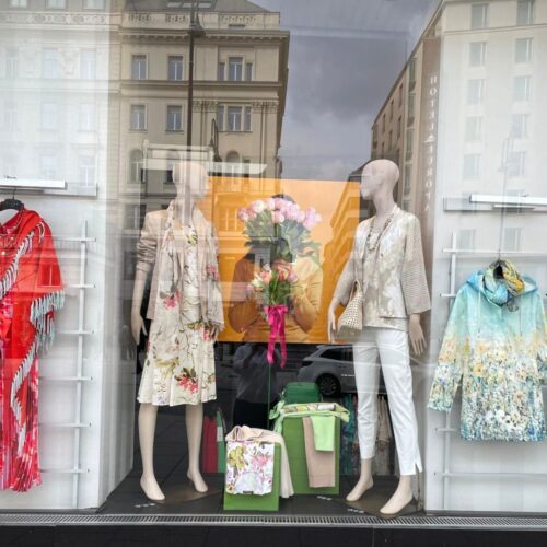 Schaufensterdekoration für eine Wiener Boutique umgesetzt von ART DEKO