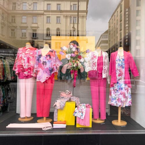 Frühlingsschaufenster für die Boutique FLAMM am Neuen Markt umgesetzt von ART DEKO Wien