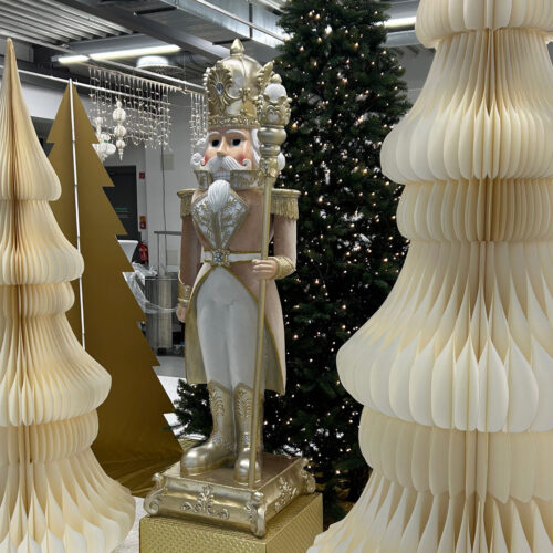 weihnachtliche Dekoration für Schaufenster, Verkaufsflächen und Firmenfeiern umgesetzt von ART DEKO