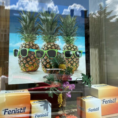Sommerschaufenster für eine Apotheke umgesetzt von ART DEKO