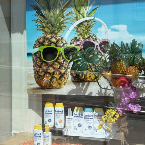 Sommerschaufenster für eine Apotheke umgesetzt von ART DEKO Wien