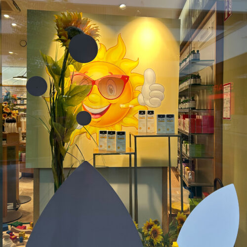 Sommerliches Apothekenschaufenter gestaltet von ART DEKO