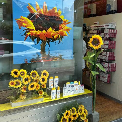 Sommerschaufenster für eine Apotheke umgesetzt von ART DEKO