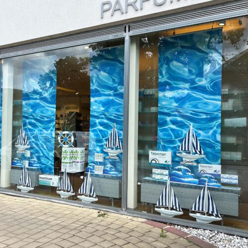 Maritimes Apothekenschaufenster umgesetzt von ART DEKO Wien