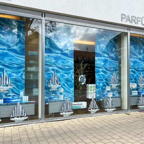 Maritimes Apothekenschaufenster umgesetzt von ART DEKO Wien