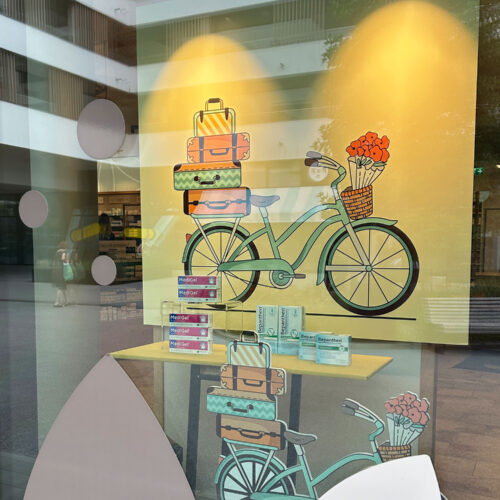 Saisonales Apothekenschaufenster umgesetzt von ART DEKO